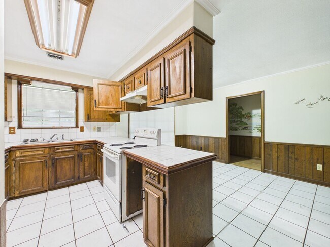 Building Photo - 4 Bedroom/3 Bathroom Home Available NOW!