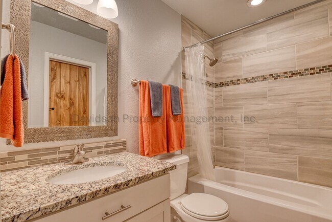 Building Photo - Cozy Updated 2 Bedroom Townhouse in Central Colorado Springs
