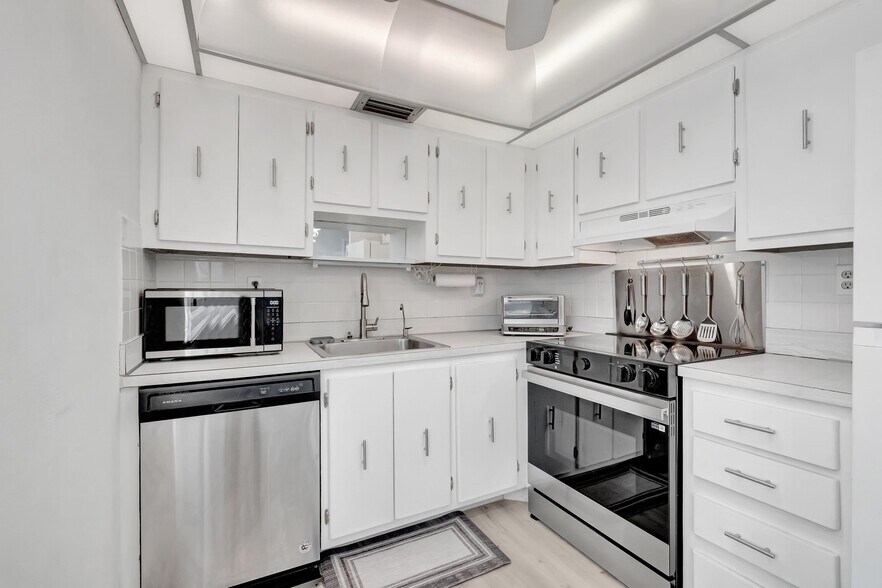 Building Photo - 481 Burgundy P