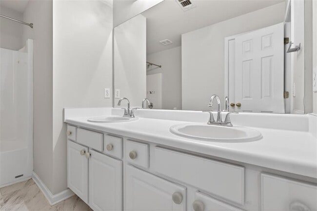 Building Photo - 2885 Stonehenge Ct