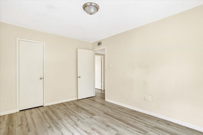 Building Photo - 2-Bedroom Apartment in Convenient Savannah Location