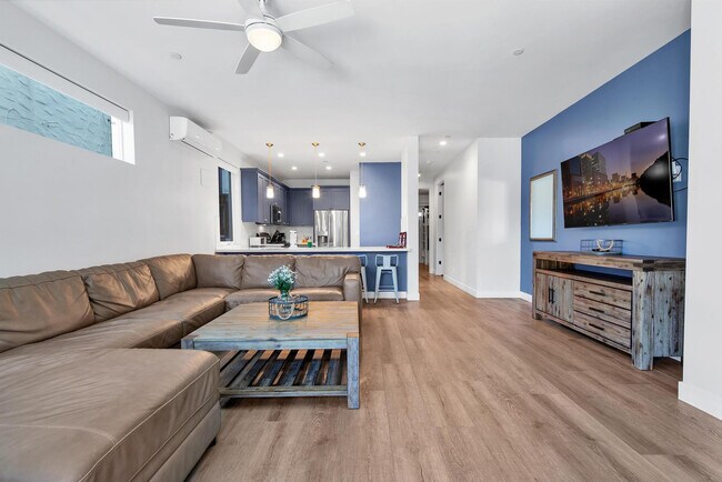 Building Photo - 717-21 Island Ct