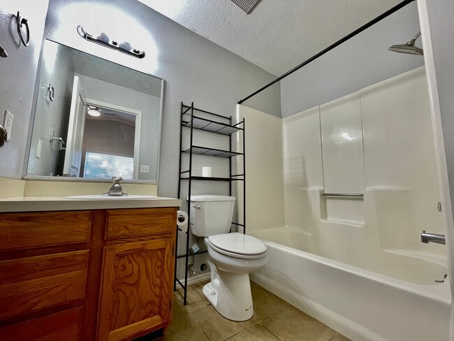 Building Photo - Conveniently Located Two-Bedroom Townhome