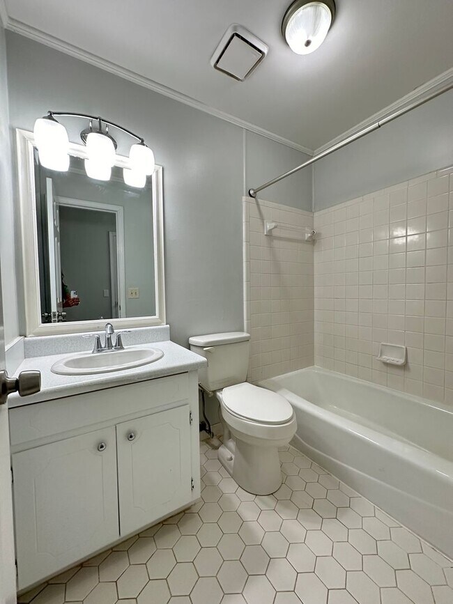 Building Photo - 3 BR 2 1/2 BA Townhome with Community Pool