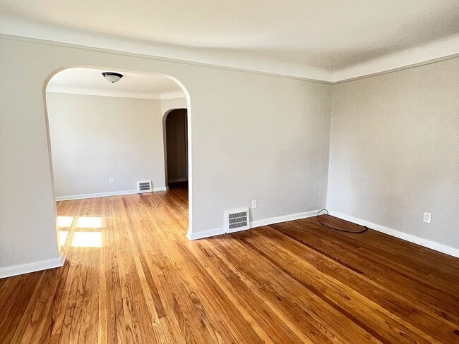 Building Photo - Walking Distance from Downtown!!!