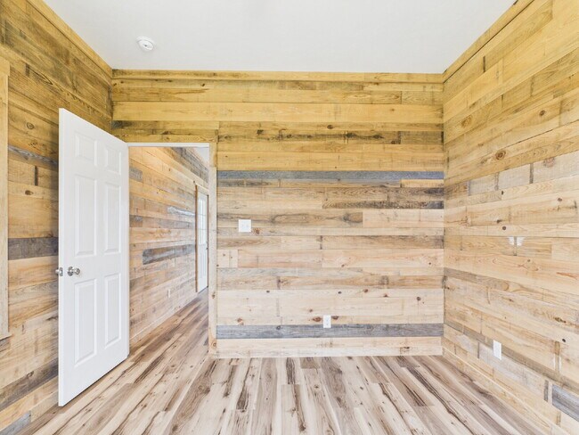 Building Photo - 2/2 Custom Cabin