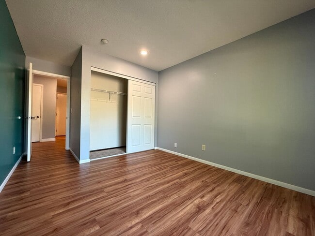 Building Photo - Spacious 2BR Edina Condo with Updated Interior, Outdoor Pool & Underground Parking