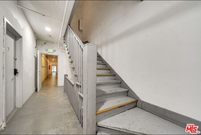 Building Photo - 1420 Flower St
