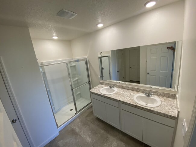 Building Photo - 510 Old Country Rd S E