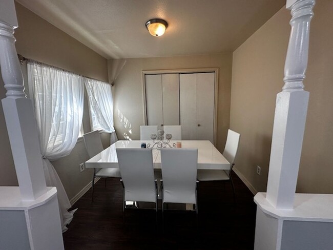 Building Photo - Beautifly remodeled 3bed 2bath Fully Furni...