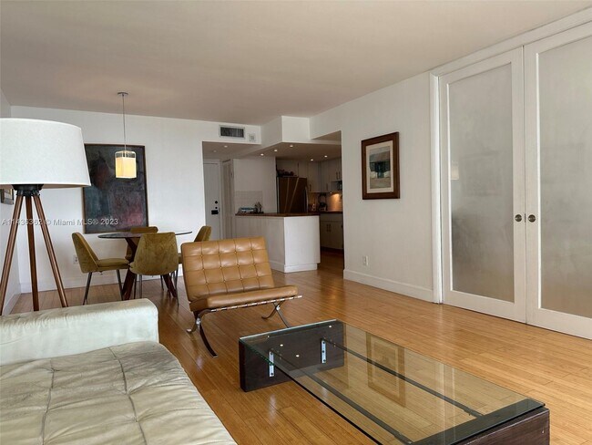 Building Photo - 1440 Brickell Bay Dr