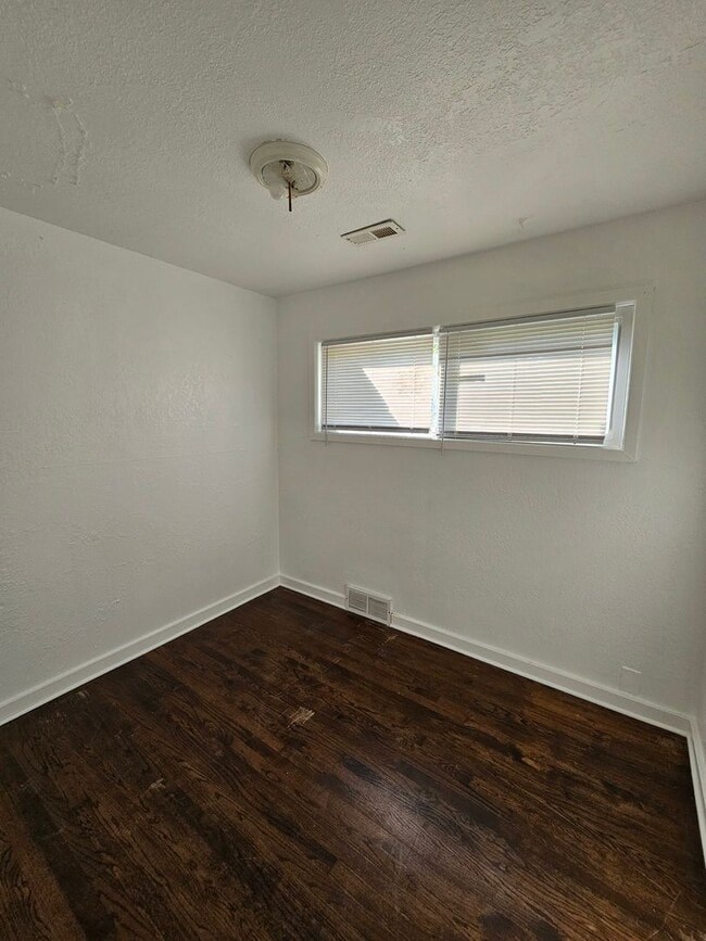 Building Photo - 4 bedroom 2 bath, must see inside!