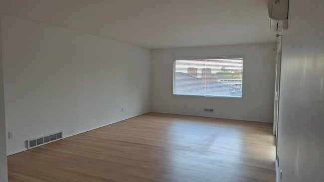 Building Photo - Amazing 2 Bedroom 1 Bath with View in NW P...