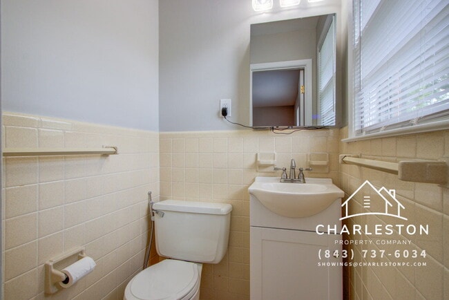 Building Photo - 1502 Woodcrest Ave