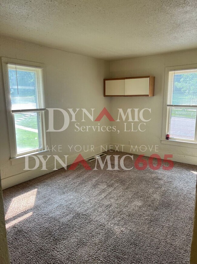 Building Photo - Upper Level 1 Bedroom, 1 Bathroom - Landlo...