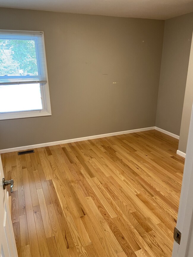 Building Photo - 1055 Stonehedge Dr