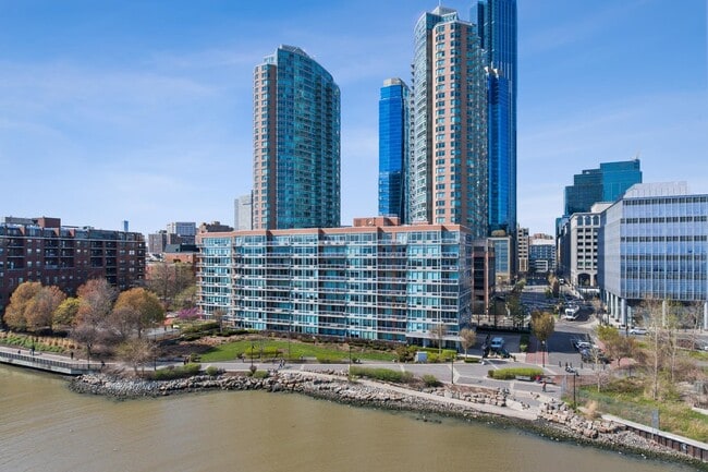 Building Photo - 25 Hudson St