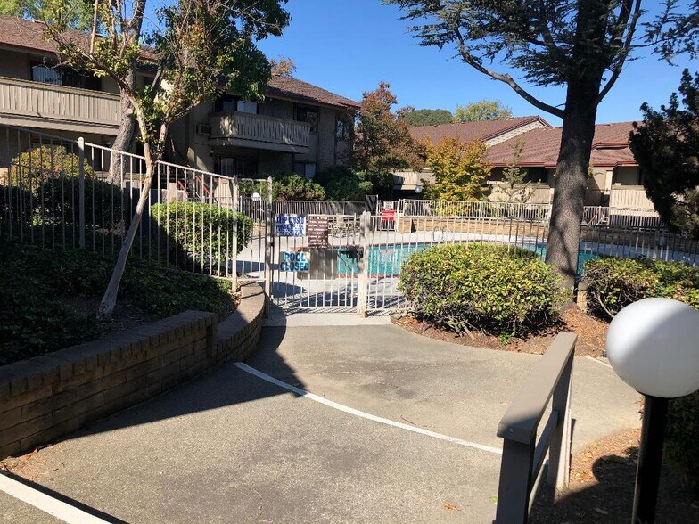 Building Photo - 100 Kinross Dr