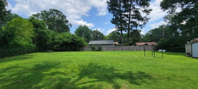 Building Photo - Brick ranch in Southside with large privat...