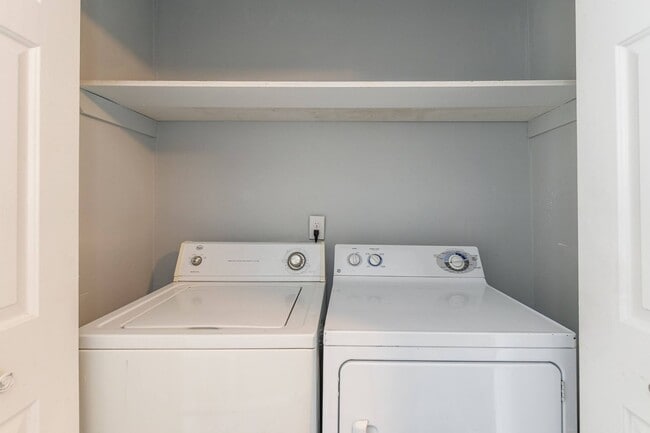 Building Photo - 3 Bedroom Townhouse Near Downtown Durham
