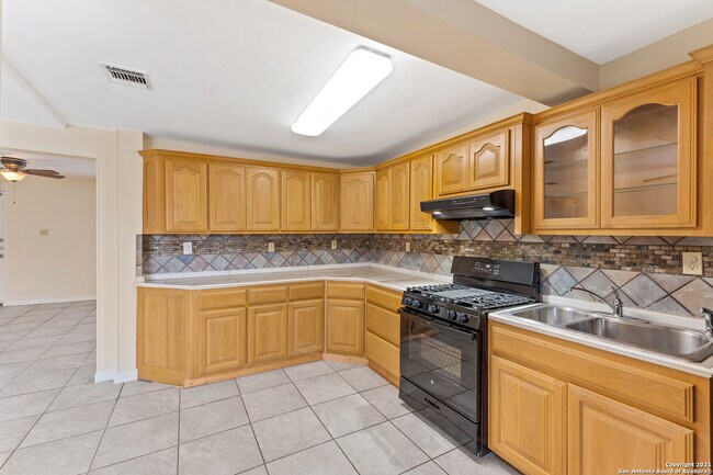 Building Photo - 3323 W Woodlawn Ave