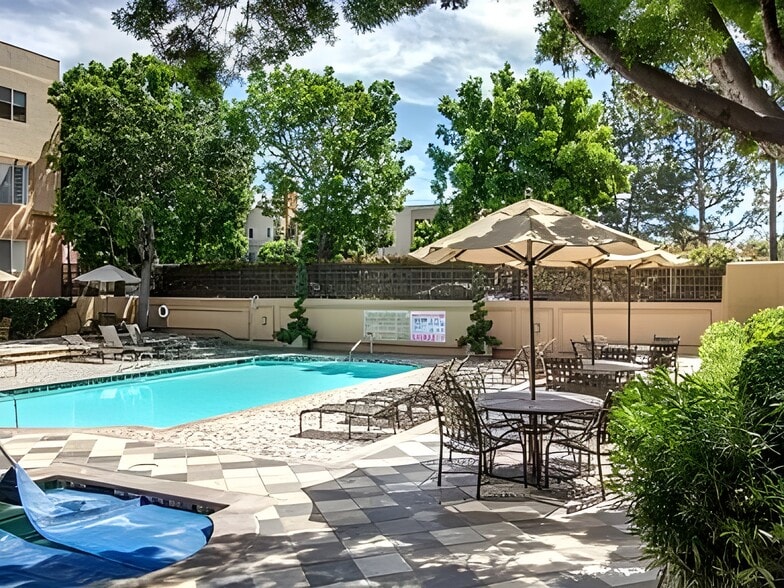 Building Photo - 3550 Lebon Dr