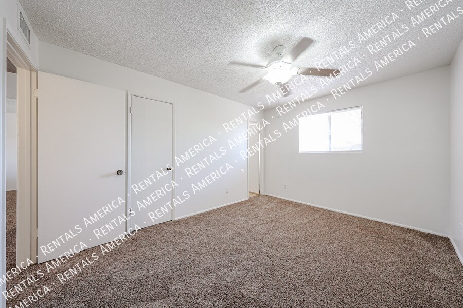 Building Photo - 6913 W Solano Dr N