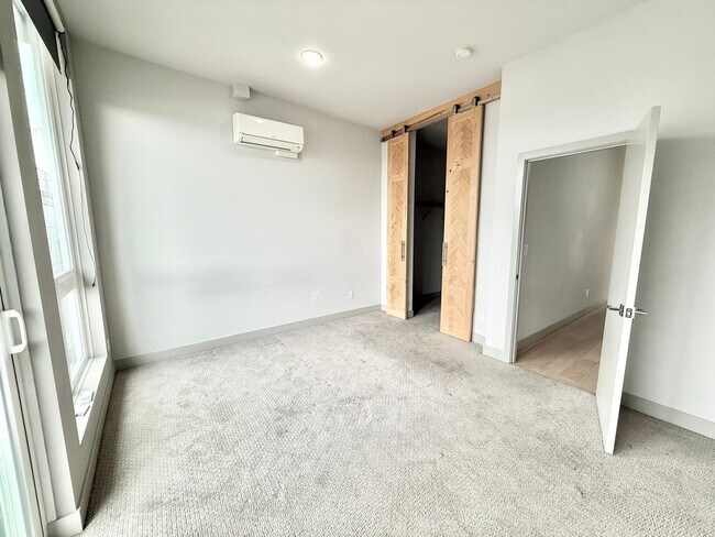 Building Photo - 2 Bed + Den 2 Bathroom Eastlake Townhome with Spectacular Views