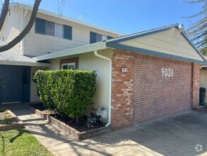 Building Photo - Close to CSUS - 7 Bdrm, 3 bath near La Riv...