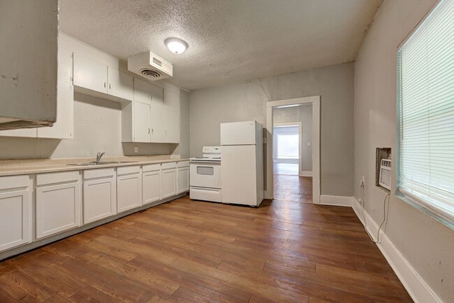 Building Photo - Large 2 bed / 1 bath house! 3 Minutes from I-235, and 10 Minutes from Bricktown!