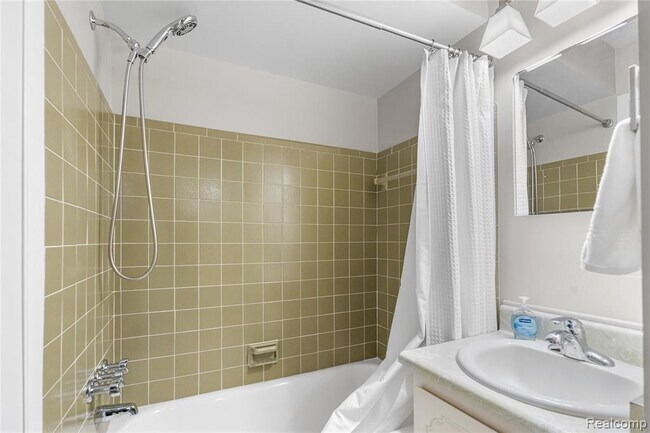 Building Photo - 1476 Oakbrook E Dr