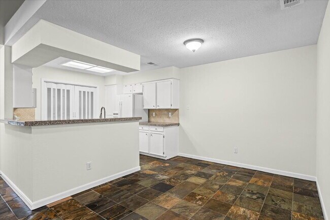 Building Photo - Very cute Lakeway duplex