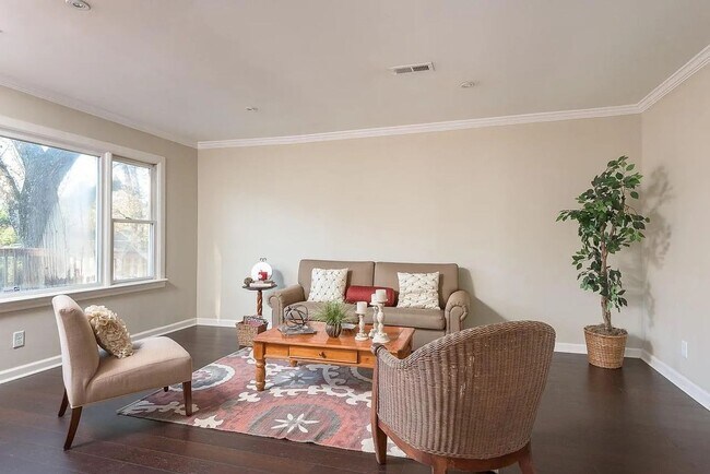 Building Photo - Cozy 2BR Home —1 minute from North Shore / Downtown