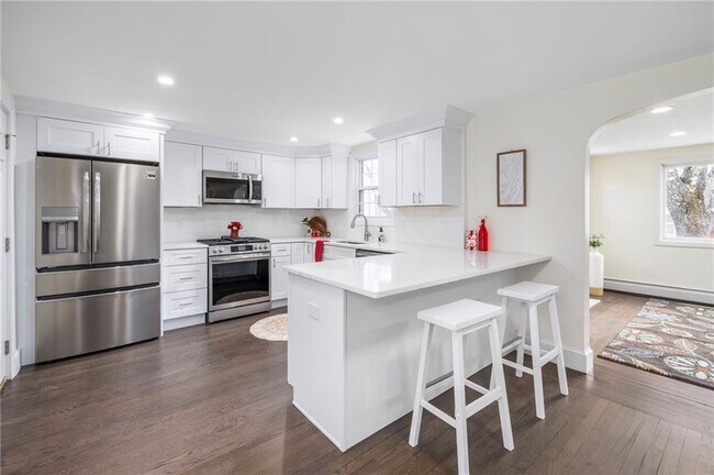 Building Photo - 33 Moorland Ave