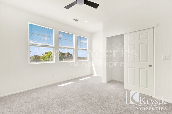 Building Photo - 35 Goldfinch Dr