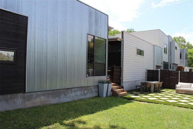 Building Photo - 3700 Garden Villa Ln