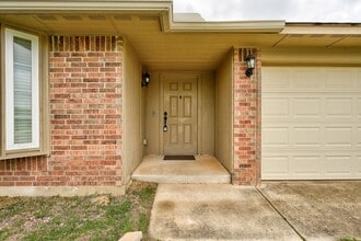 Building Photo - Comfort Meets Convenience | 3-Bedroom Home...