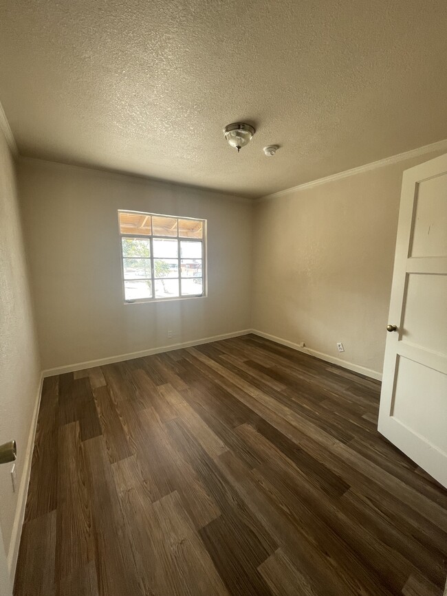 Building Photo - 1402 St Johns Dr