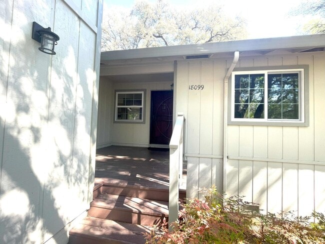 Building Photo - 3/2 plus a large bonus room-Home on golf c...