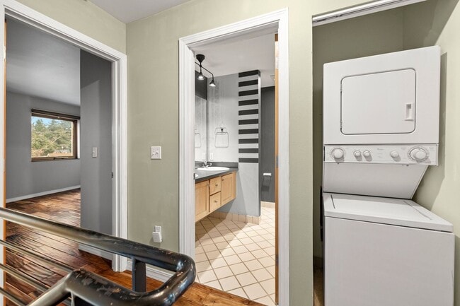 Building Photo - 2 BR 2 BA Townhome in North Tabor- 3 Levels!