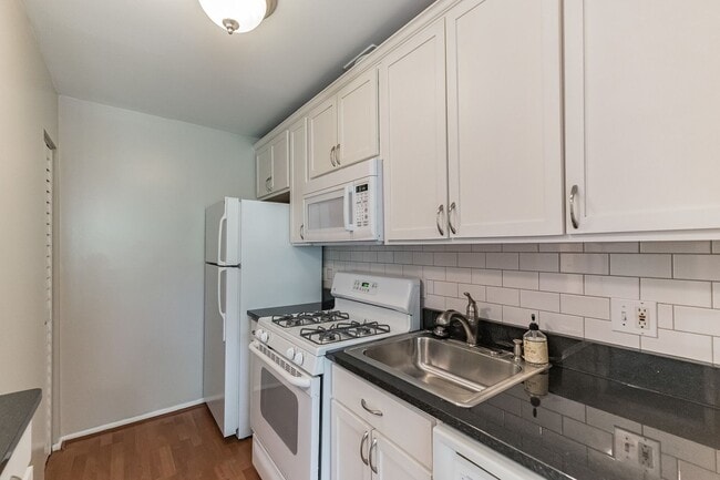 Building Photo - Updated Condo in the Heart of Vienna!