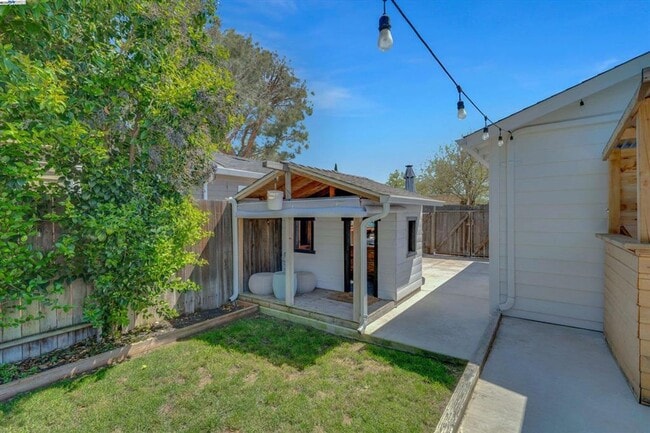 Building Photo - Live in a Modern Luxury 3BR/2BA Home with ...