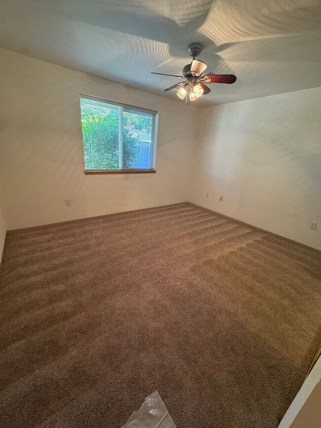 Building Photo - 2 bedroom 2 bath duplex for rent in Grants  Pass