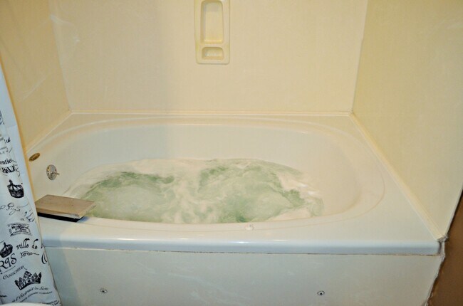 Building Photo - AVAILABLE NOW!  Want a GREAT Location?  Want an Average LGE Bill of $30/mo??  This Beautiful 1 Be...