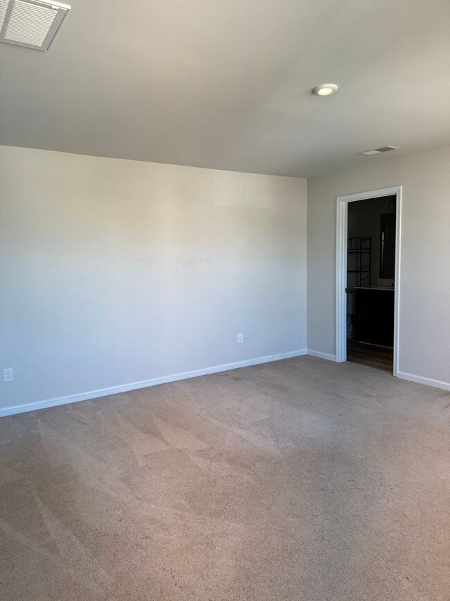 Building Photo - Price & Location!