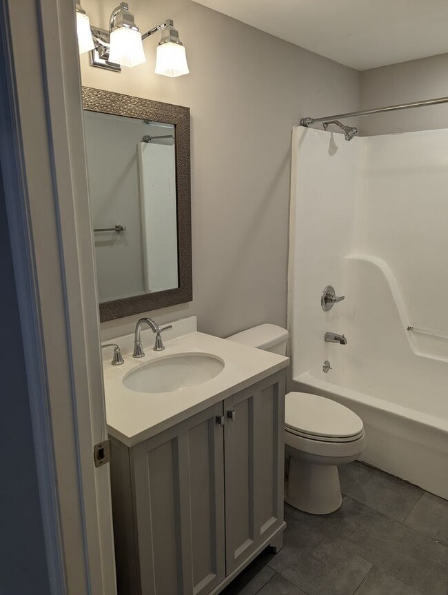 Building Photo - 3 Bedroom in Fort Sanders Duplex | Near UTK