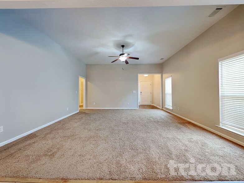Building Photo - 3250 Alexandria Dr