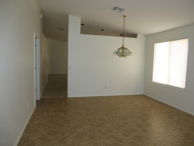 Building Photo - 570 W Faith Dawn Ct