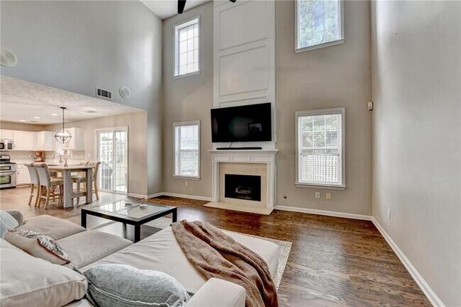 Building Photo - House 3 Beds 3 Baths
