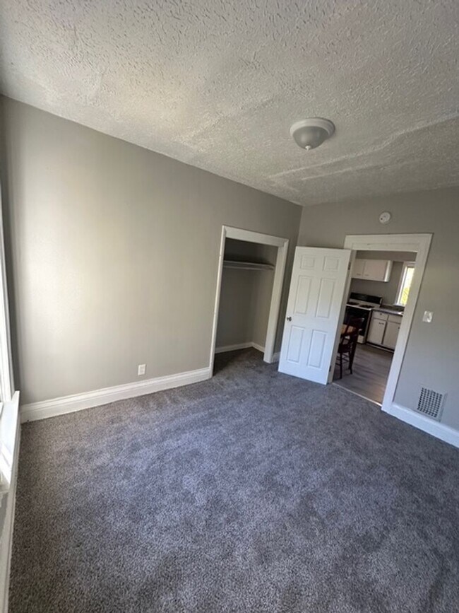 Building Photo - 104-104.5-1045 Bernard St